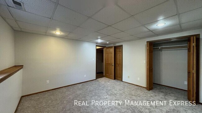 Building Photo - 4 bed 2 bath home with attached garage!