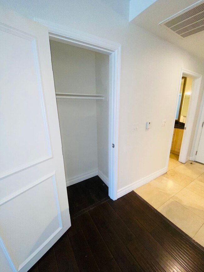 Building Photo - Beautiful, unfurnished luxury condo at the...