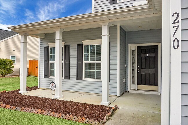 Building Photo - 3 bedrooms, 2.5 bathrooms  2-car garage in...