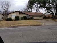 Building Photo - 1217 Briarwood Dr