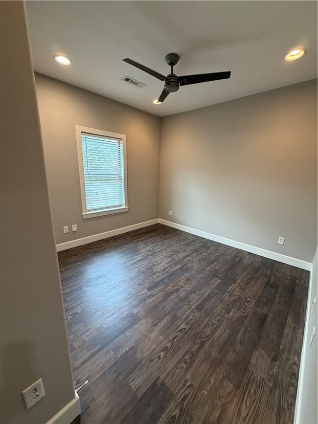Building Photo - 2055 E Peppervine Dr