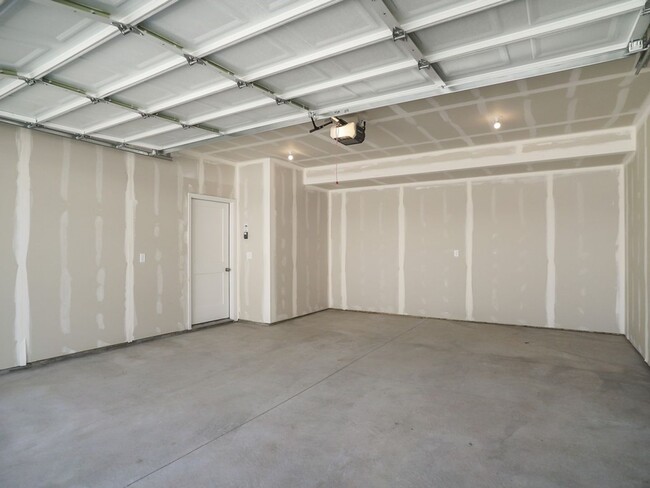 Building Photo - Beautiful 3 Bed 2.5 Bath Townhome in West ...