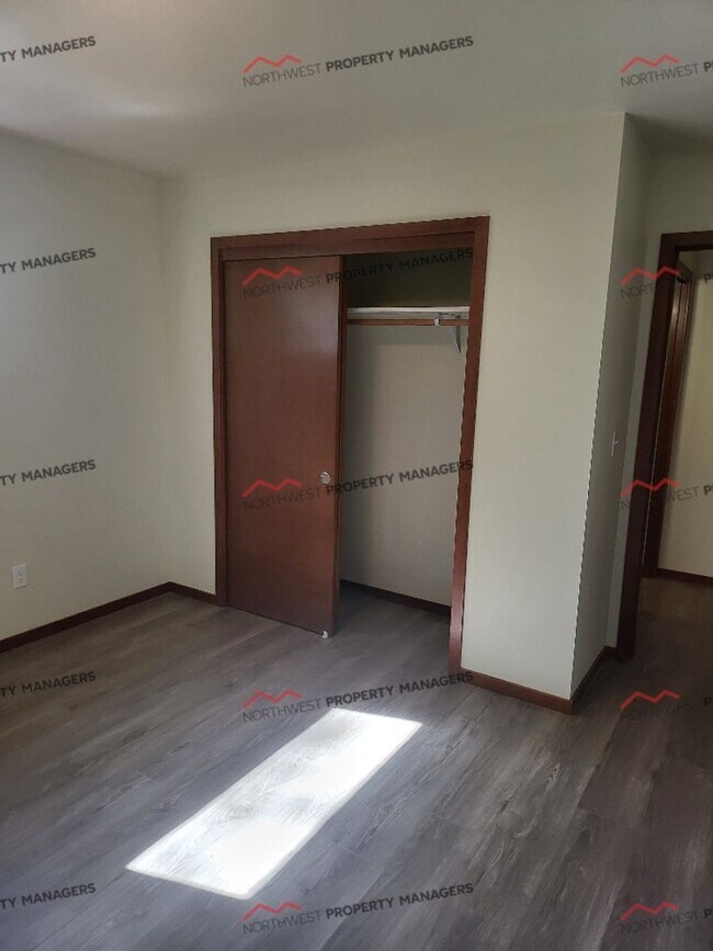 Building Photo - R289A