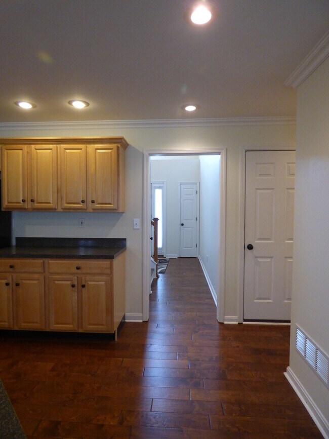 Building Photo - LOVELY HOME in Hamburg; Renovated, Garage, Many Upgrades!