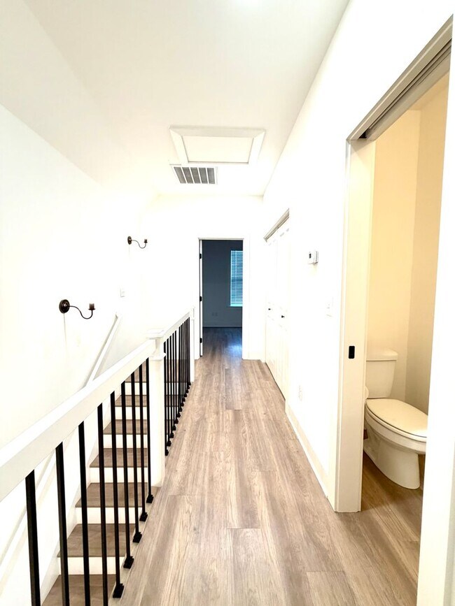 Building Photo - $2,500 Move-In-Special