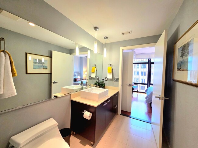 Building Photo - Stunning 1 BR + Den/1 BA Condo in Downtown!