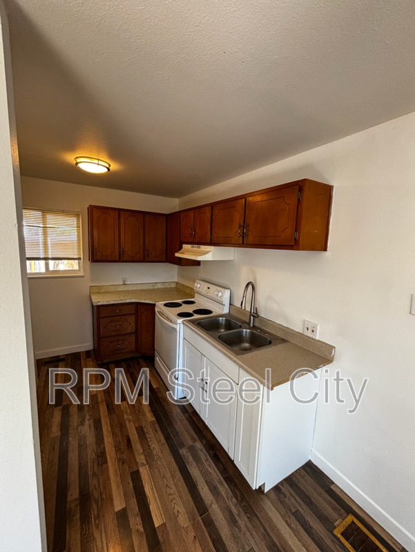 Building Photo - 910 E 9th St