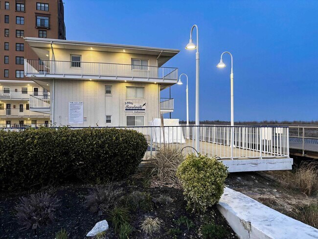 Building Photo - 111 S Dudley Ave