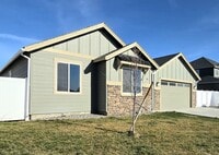 Building Photo - New 4 Bed Rambler | Fenced Yard | 2-car Garage | Move-In Ready House for Rent in Quincy!
