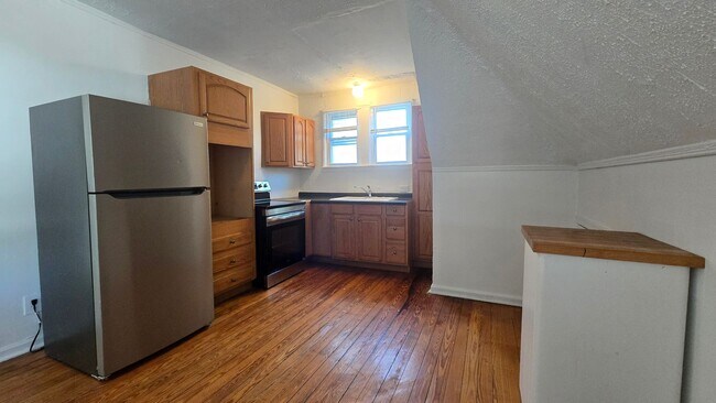 Building Photo - 2047 Lawrence Ave