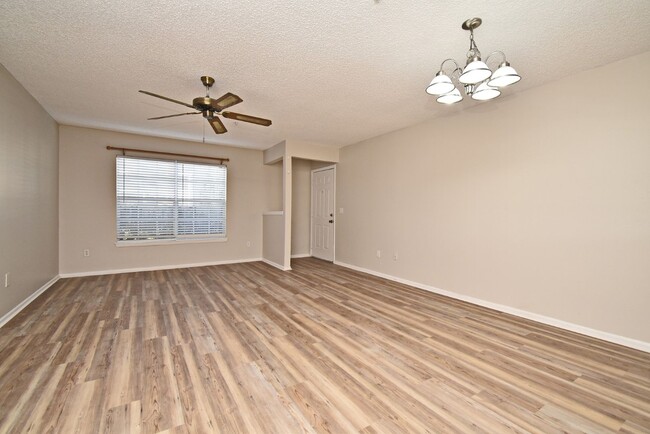 Building Photo - Spacious 2 bedroom 2 bath condo practicall...