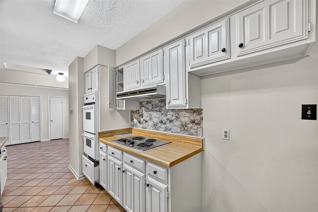 Building Photo - 812 Fleetwood Pl Dr