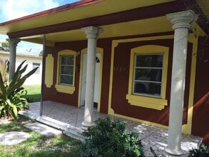 Building Photo - Nice 2-1 house