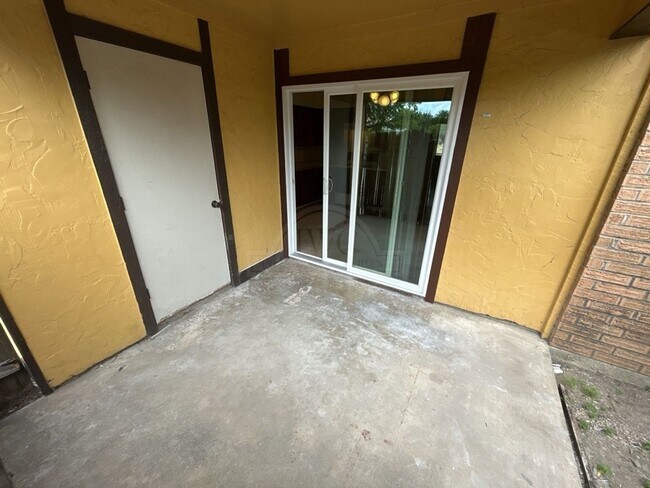 Building Photo - 2108 Hunt Dr