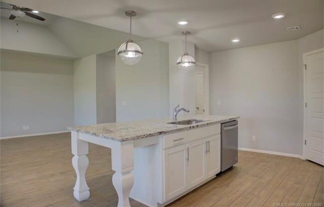 Building Photo - Welcome to this cozy home!