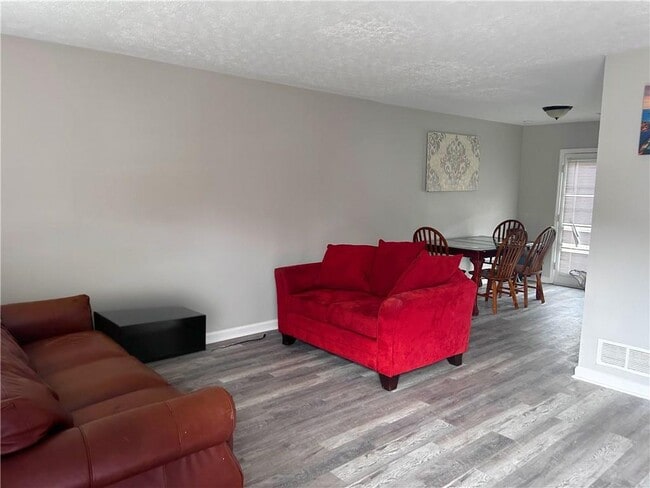 Building Photo - 7066 Oakhill Cir