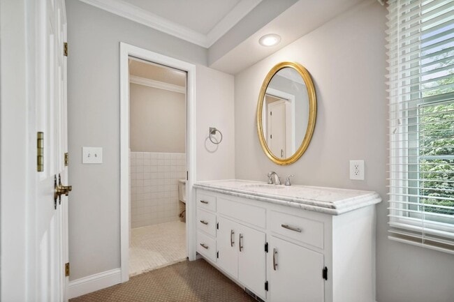 Building Photo - 5721 Londonderry Rd