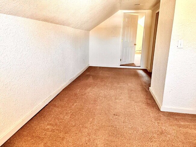 Building Photo - 3 Bedroom with a bonus room, 1 Bath Available!