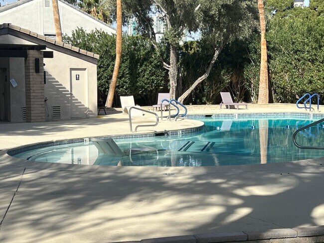 Building Photo - Furnished LVCC Beauty