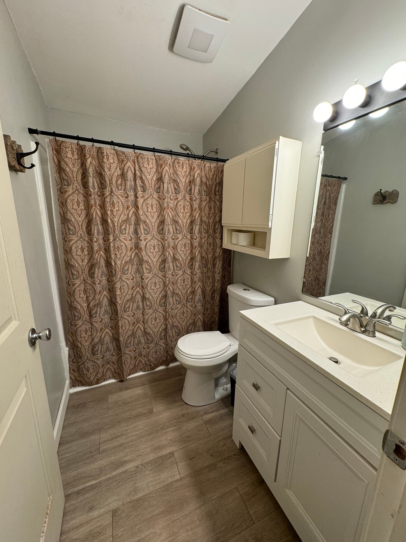 hall bathroom - 4304 Bradley Dr