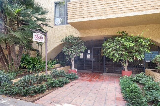 Building Photo - 5600 Kensington Way
