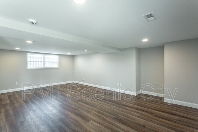 Building Photo - 8128 Fallen Maple Dr