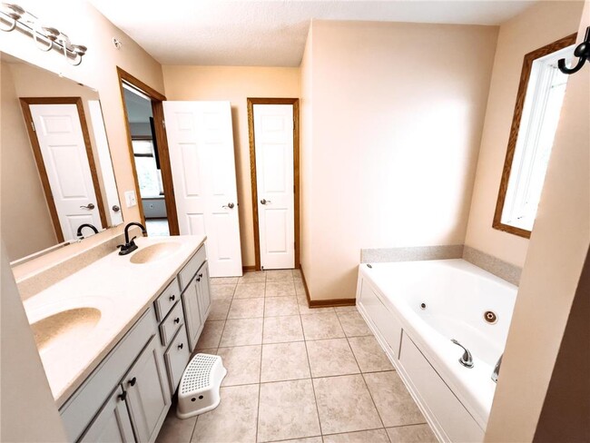 Building Photo - 5080 Yuma Ln N