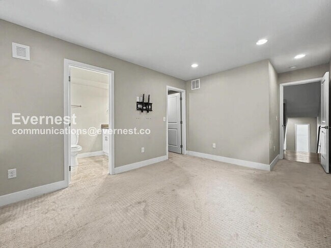 Building Photo - 3 Bed, 3.5 Bath Townhouse with Garage