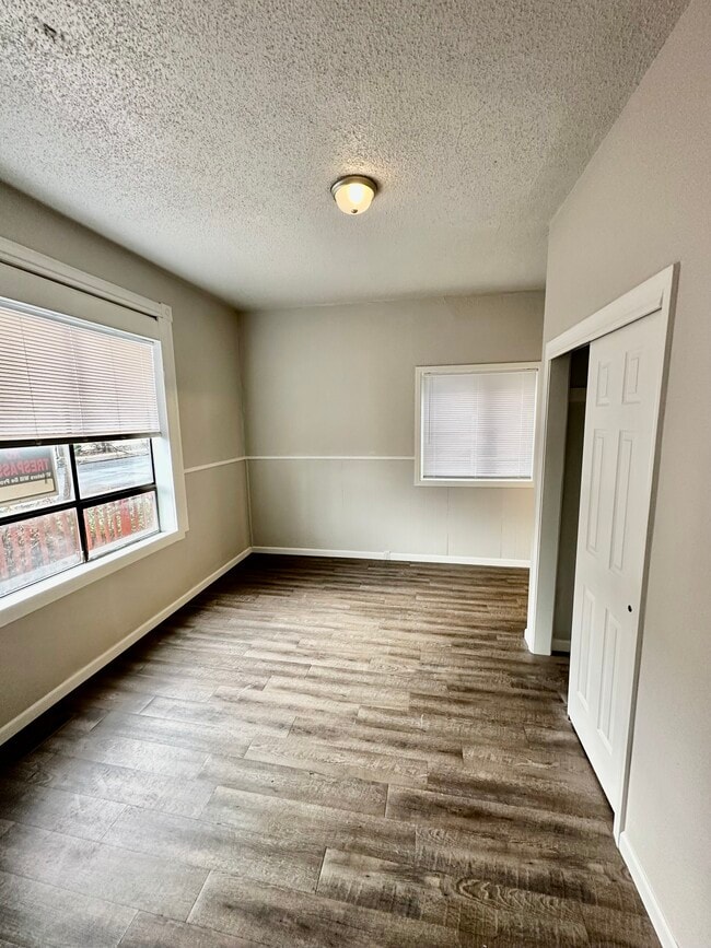 Building Photo - 947 E Augusta Ave