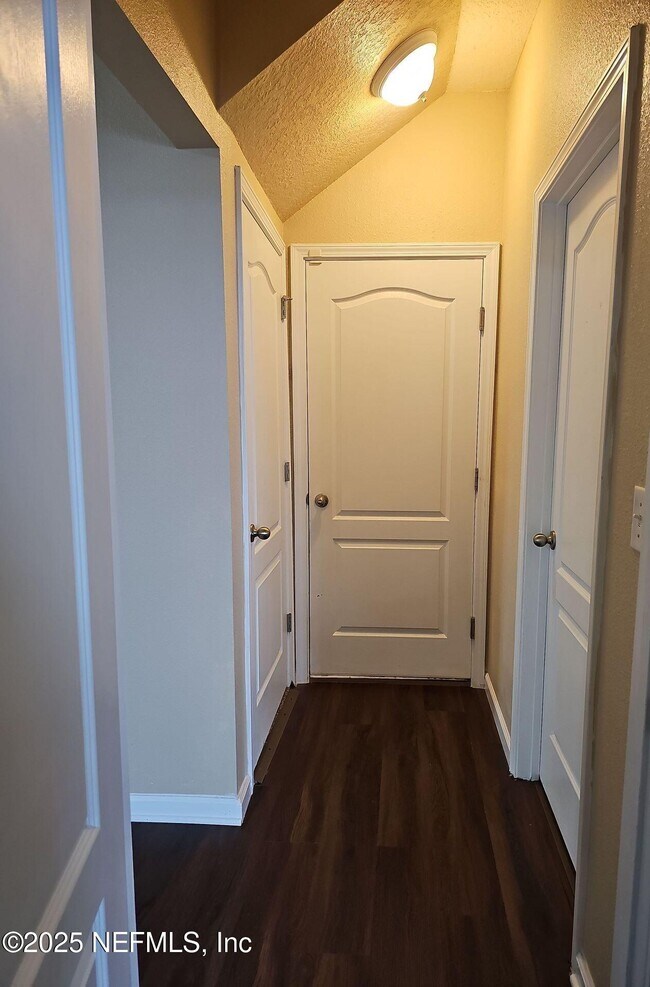 Building Photo - 1981 Rock Springs Way