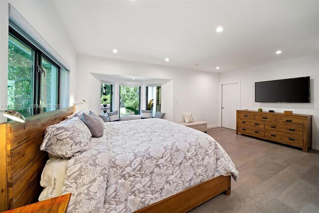 Building Photo - 1117 Alfonso Ave