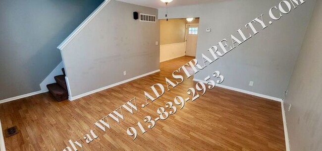 Building Photo - 2 Bed 1.5 Bath Townhome in Bonner Springs-...