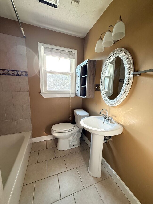 Building Photo - 4 Bed / 2 Bath Spacious Home – Perfect for Families or Roommates