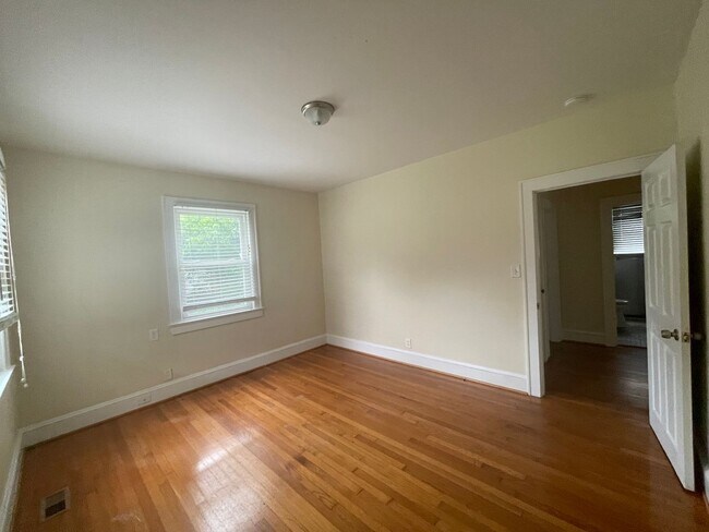 Building Photo - DOWNSTAIRS DUPLEX--2 BED/ 1 BATH IN THE HE...