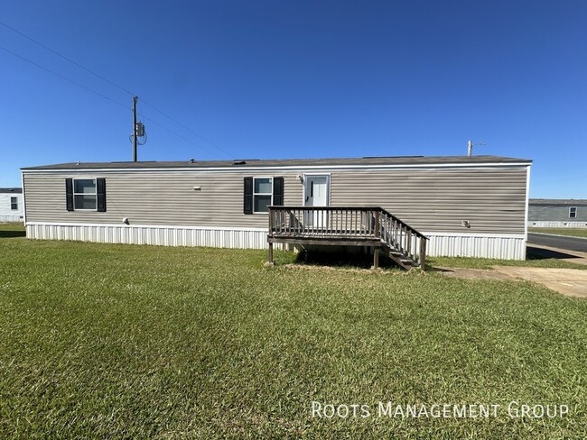 Primary Photo - Home Available to Lease or Purchase - Appl...