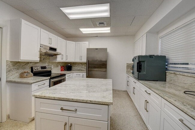 Building Photo - 920 Dogwood Dr