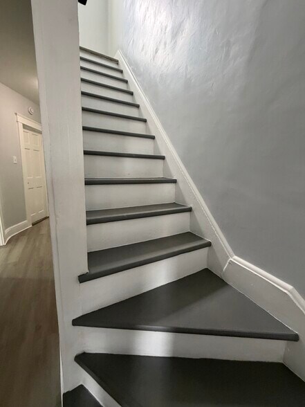 Building Photo - 644 E Madison St