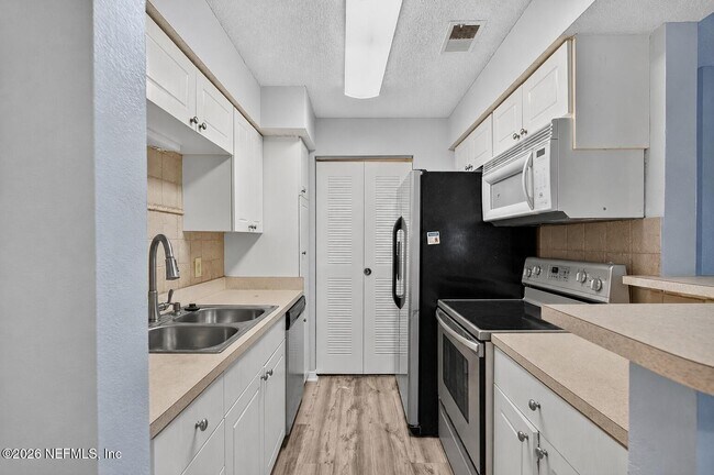 Building Photo - 10200 Belle Rive Blvd