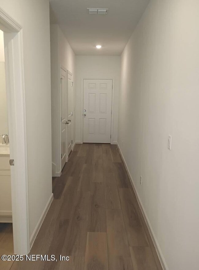 Building Photo - 555 Holly Lks Dr