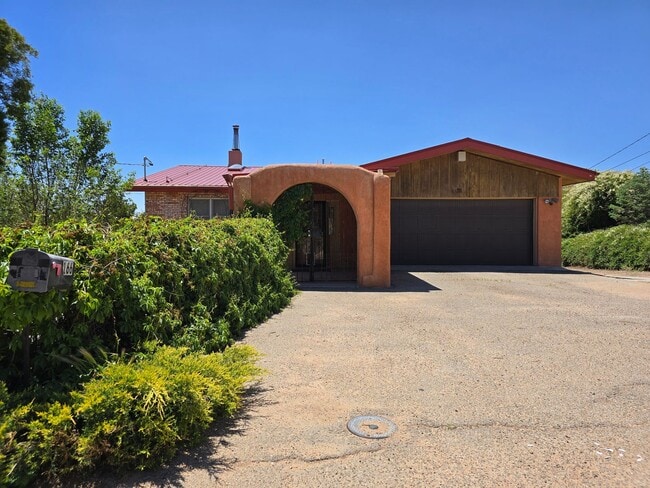 Primary Photo - 166 Galisteo Ln
