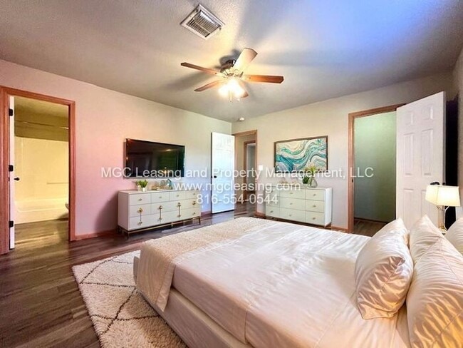 Building Photo - Charming Ranch-Style Duplex in Blue Spring...