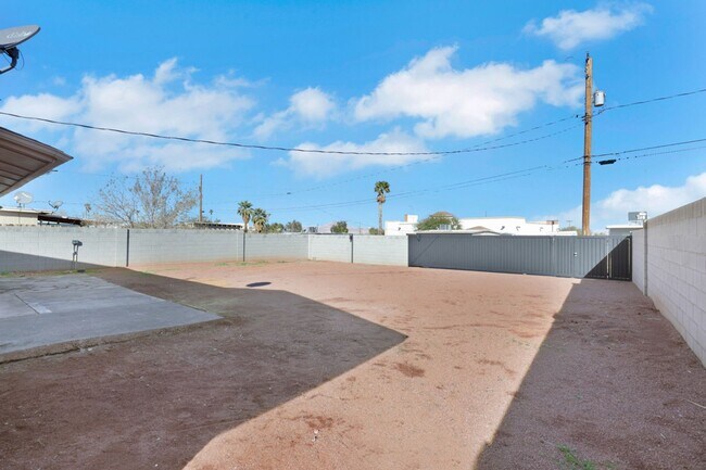 Building Photo - Rehabbed Downtown Henderson Home