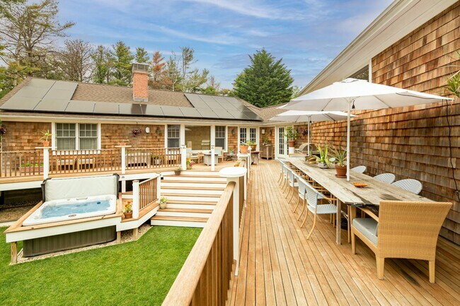 Building Photo - 565 Montauk Hwy