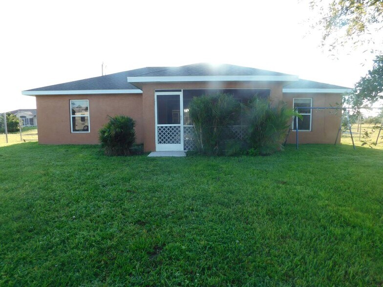 Building Photo - 4124 NE 8th Pl