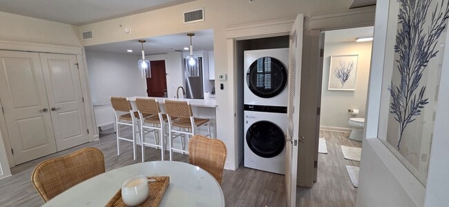 Building Photo - Recently remodeled condo near Baytown Wharf.