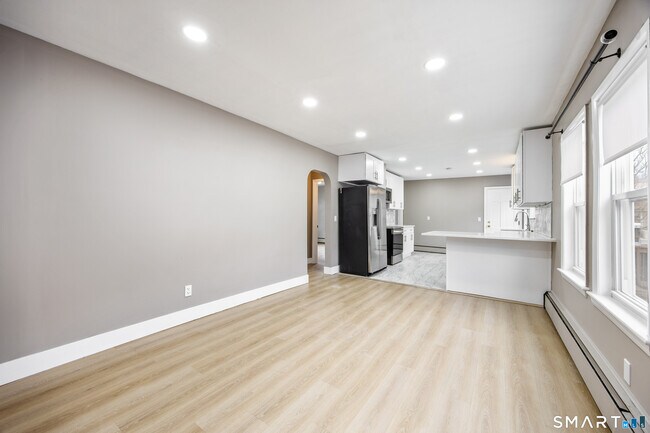 Building Photo - 87 Putnam St