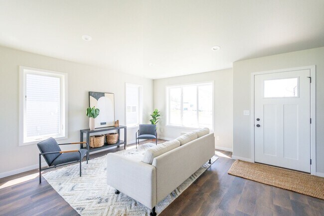 Building Photo - 4 Bed 3 Bath Single Family Home