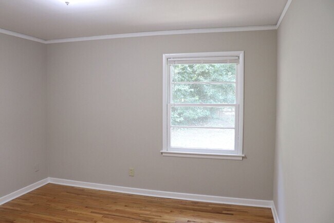 Building Photo - 3-Bedroom thats move-in ready and just wai...