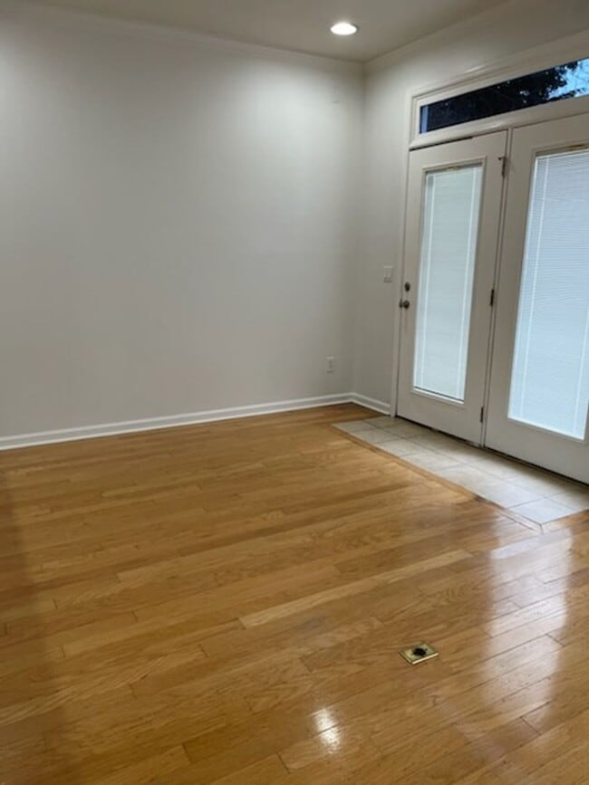 Building Photo - Emmyllie Ct- 130/132