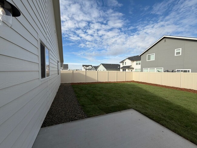 Building Photo - Brand new 3 bed 2 bath home with bonus roo...